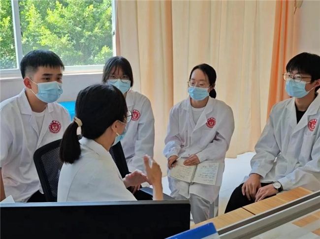 从“医学生”到“医生”—— 温医大a片91
“全科心·海岛情”暑期实践队开展沉浸式职业医生体验 